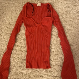 Söt H&M topp - Säljer denna super söta topp från H&M. Tröjan är knappt använd och har inga defekter. Det är en tajt passform på tröjan. Köp via köp nu 💘🫶🏼