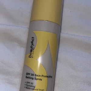 Settingspray  - Settingspray men samtidigt så är de solskydd med. Sätter sminket fint. Kicks egna märke använd några gånger ca 3 gånger. Det mycket kvar i. Kommer ej till användning 