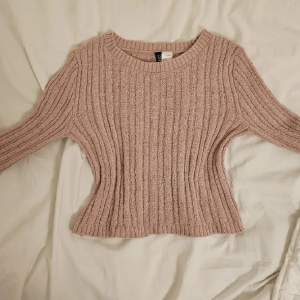 Säljen denna jättefina rosa tröja då den är lite förliten för mig. Tycker den är jättesöt och passar perfekt nu till hösten/vintern.💕 Skriv för fler bilder.