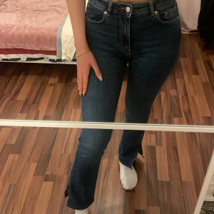 Zara jeans  - Mörkblåa zara jeans med slits. (Slutsålda). Ordinarie pris 479 säljer för 299, pris kan diskuteras vid snabb affär. Den är som ny