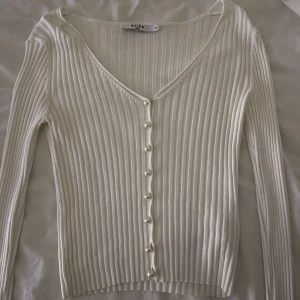Vit topp/kofta med pärlor  - Säljer denna jättesöta koftan med pärlor från NA-KD! Helt ny och extra pärlor medföljer!  ❌LÄS BIO INNAN DU KONTAKTAR/KÖPER!❌