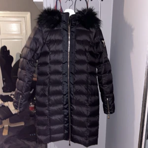 Vinterjacka - Jättefin vinterjacka från chiara forthi, köpt här på plick, den är i otroligt fint skick men kommer dessvärre inte till användning 💞