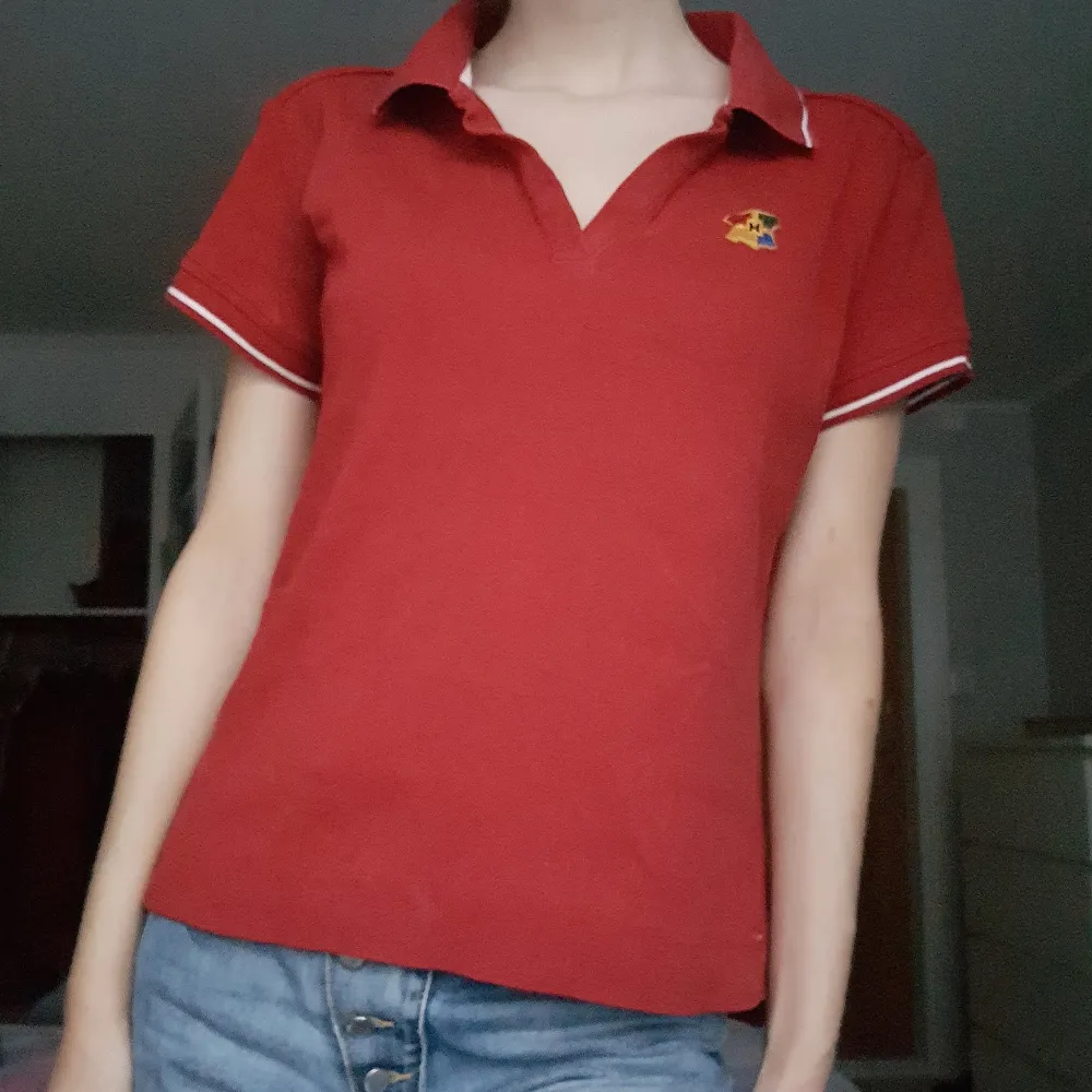 Röd pikétröja från esprit som är köpt second hand som jag sen broderade Hogwartsloggan på. Den är i bra skick och tydligen i storlek XL men skulle säga XS/S. T-shirts.