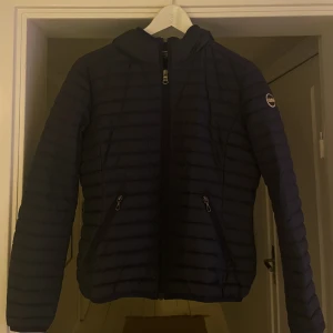 Colmar jacka Dam - Mycket fin colmar jacka.  Passar bra inför hösten och utgör en fin figursydd form. Inga skavanker och sparsamt använd.  Storlek 42-sitter som en S/M.  Pris kan diskuteras vid snabb affär!