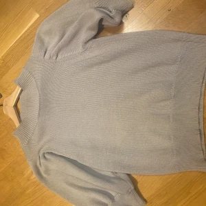 Trekvarts topp  - En fin trekvartslång stickat tröja 