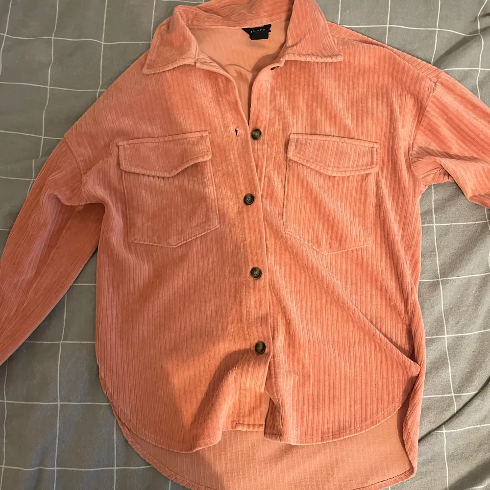 As snygg rosa skjorta ish! 💞 så fin från Lindex, i nyskick. Säljer då den inte kommer till användning 💗vid frågor besvarar jag jätte gärna dom privat💘. Skjortor.