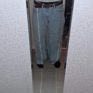 De är lite trasiga vid botten Pga sydda hemma. Hemma gjorda baggy jeans. Orsak till att jag säljer är att jag inte får använding ut av dem. Jag är 179cm