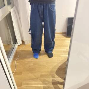 Ett år mörkblåa ES jeans i ny skick, baggy fit