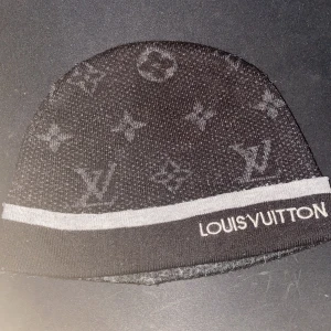 Louis Vouitton mössor - Hej nu är de dags att sälja mina 2 mössor.  Som man ser på bilden har jag både gamla och den nya versionen, jag säljer pga att jag har tappat interesse för stilen. För båda 3500 och för ena 2000kr