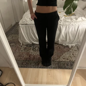 Lågmidjade kostymbyyxor  - Lite noppriga annars bra skick  Midja: 36cm Innerbenslängd: 80cm Totallängd: 103cm