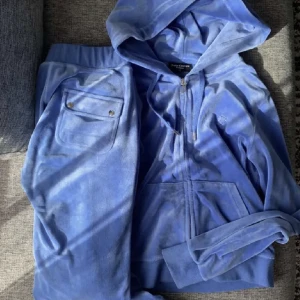 juicy💗 - jättefint juicy set som inte kommer till användning. tröjan är i princip i nyskick och byxorna har använts en del. kan tänka mig säljas separat, 1100 för hela setet!💞nypris: 2300!hör av er om ni vill ha bild på eller vid frågor. fri frakt!!