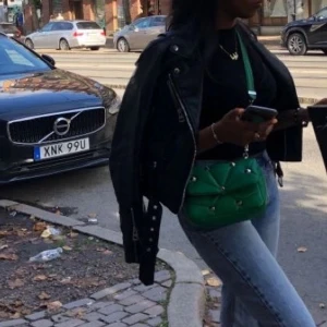 Zara väska - En jätte snygg zara väska som jag köpte för ganska länge sen på Zaras hemsida🩷 kollar intresse då den inte kommer till användning längre🫶🏼 Bara använt fåtal ggr och är i väldigt bra skick😊 hör av dig vid fler frågor eller egna bilder!🙏🏻