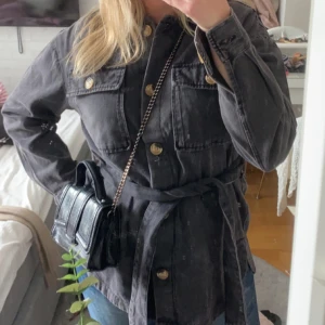 Jeanskappa  - Snygg jeanskappa från BikBok, knappt använd☺️