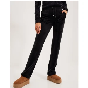 Juicy couture  - Säljer mina fina juicy byxor då dom inte kommer till andvändning, fint skick Nypris 1200kr 💗💗