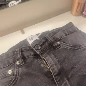 Svarta skinny jeans med hål på knäna ifrån lager 157 i strl S. Använda en del och lite dassiga i färgen men annars jätte fina. Säljer då dem inte kommer till användning längre