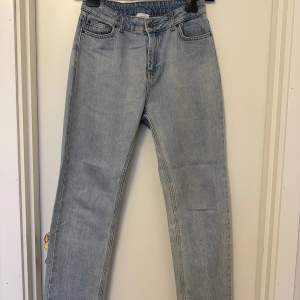 Ljusblåa jeans från Grunt! Använda 1 gång! Skick: 9,5/10. Hör av er för fler bilder! 