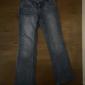 Lågmidjade jeans - Jeans nr: 28  💓 Midjemått (rätt över): 32 cm Innerbenslängd: 75 cm Lårmått (rätt över): 20 cm  (Tyvärr för små på mig där av inga bilder på)  Köp gärna via ”KÖP NU” 💘 Skriv om ni har några frågor eller funderingar//Perfectjeans🫶🏽