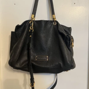 Marc Jacobs Väska - Marc By Marc Jacobs väska. Fint skick, förekommer defekter. Skicka för fler bilder.