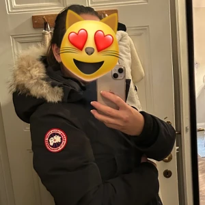 Canada goose vinterjacka/parkas xs - Säljer min fina Canada Goose i storlek XS. Lite stor i storleken, jag har normalt 36 och den passar mig fint så skulle säga att den är mer som en vanlig S. Mörkblå. Inköpt på NK i Stockholm för två vintrar sedan. Jättefint skick, inga fläckar, revor etc. 