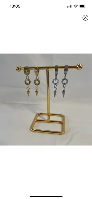 StilSthlm  - Super fina nickelfria örhängen! Finns i både silver & guld. Köp för 99kr/st Eller 185kr/paret Modell 100 Smyckeställningen finns även också att köpa för 299kr!