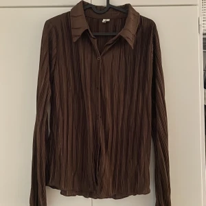 Skjorta - Skjorta i underbart material, använd endast en gång:( storlek small/medium