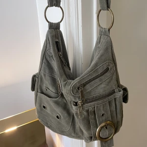 Väska - Mörkgrön väska med justerbart axelband, slouchy i modellen 💚 Jättefint skick! 