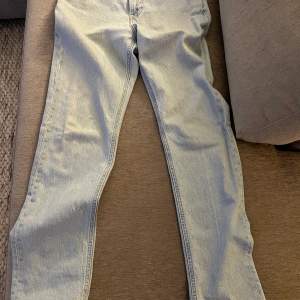 Ett par snygga Lee jeans som är i ganska använt skick men inga stora defekter.