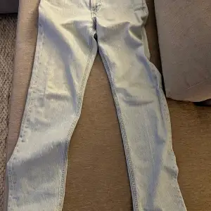 Ett par snygga Lee jeans som är i ganska använt skick men inga stora defekter.