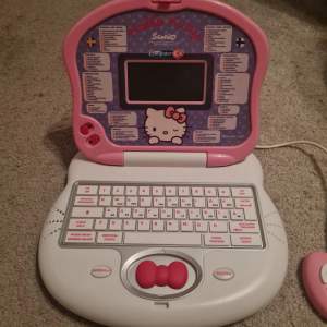 Säljer nu denna Hello Kitty datorn. Har hafft denna sedan jag var barn men den är ändå i bra skick! Fin att ha som dekoration eller samlarobjekt! Pris går alltid att diskutera.💕