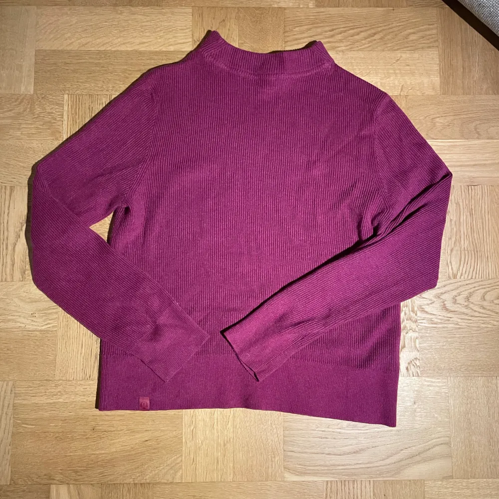 Lululemon tröja, använd kanske två gånger. Tyvärr är taggen avklippt då den kliade sekunden jag satte på mig den.  Köpt för 1200kr. Tröjor & Koftor.