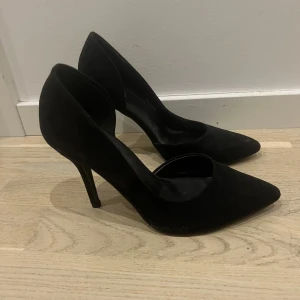 Klackskor - Oanvända klackskor i storlek 39, men de är relativt små i passformen och motsvarar snarare en storlek 38.