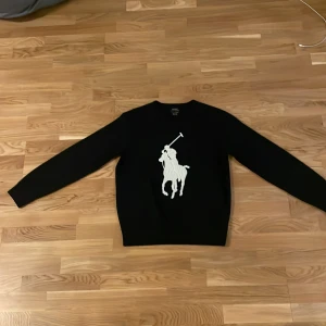 Ralph lauren tröja (mörk blå) - En riktigt fin mörkblå Ralph lauren tröja i storleken S. Den är i väldigt fint skick och det är inget fel med den. Kom gärna med pris förslag.