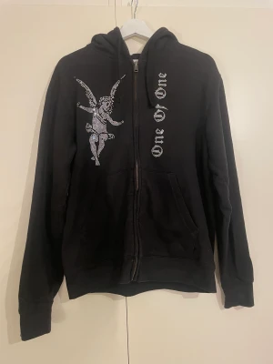 One Of One hoodie - En svart hoodie från One Of One🩷Storlek M och sitter normalt i storleken. Använd några få gånger och i ett väldigt fint skick🩷Nypris 1500🩷