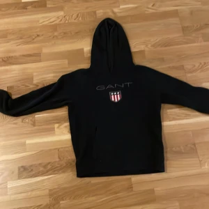 Gant hoodie (mörk blå) - Mörkblå gant hoodie i storleken 176. Säljer då jag växt ur den. Det är ingress fel med den.