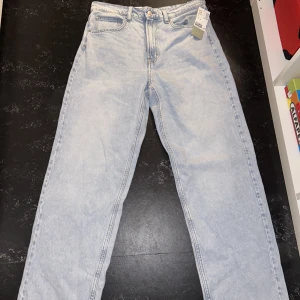 Byxa från H&M - 1. Högmidjade raka byxor från H&M, aldrig använda. Stl 42. Nypris: 249, säljer för 195