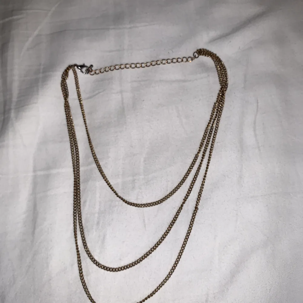 Ett jättefint guldigt halsband med tre olika lager. Frakt 15 kr💘. Accessoarer.