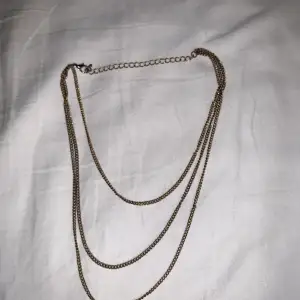 Ett jättefint guldigt halsband med tre olika lager. Frakt 15 kr💘
