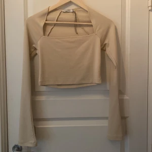 långärmad från NAKD - säljer denna begie långärmad med vida armar från nakd, använd enstaka gånger och därför i nyskick! använd gärna köp nu💕