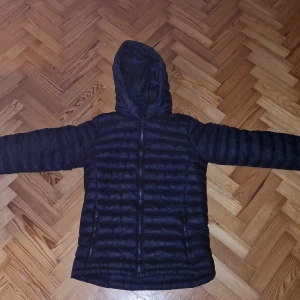 Everest jacka  - Säljer nu dena everest jacka för den inte går till användning längre.Den är använd typ 5 gånger max.Skick 9/10.inga hål eller fläckar.hör av er vid frågor eller bilder.pris kan diskuteras.