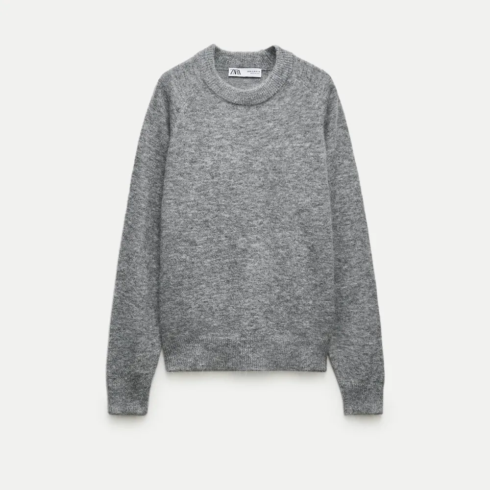 Grå stickad tröja köpt från zara använd fåtal gånger, men är som ny💞💞. Neuleet.