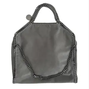 SÄLJER min jättefina gråa Stella McCartney väskan i modellen Falabella fold-over tote! Nästan aldrig använd så i väldigt bra skick! Kan kanske också tänka mig att byta mot en annan väska med samma värde.  Köparen står för frakt! Hör av dig vid intres