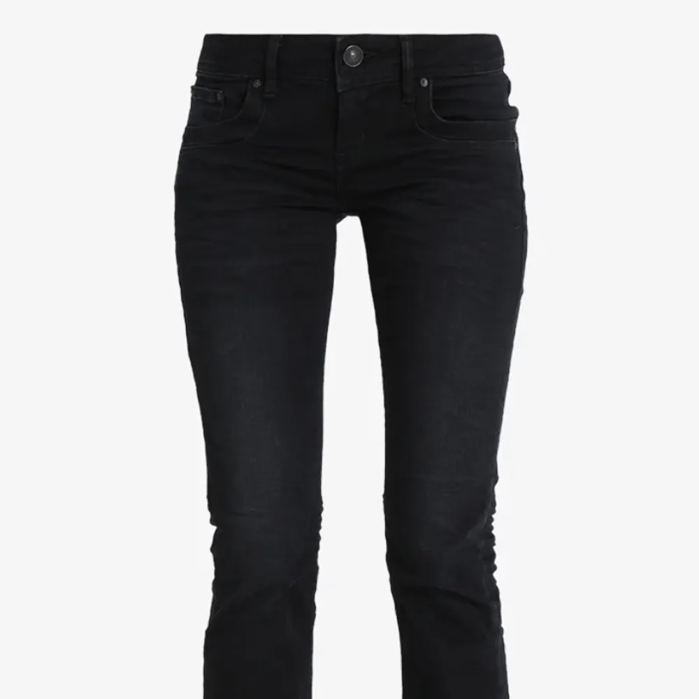 Supersnygga lowwaist, bootcut, svarta  LTB jeans i storlek 25:30☺️  Nypris: 830kr . Jeans & Byxor.