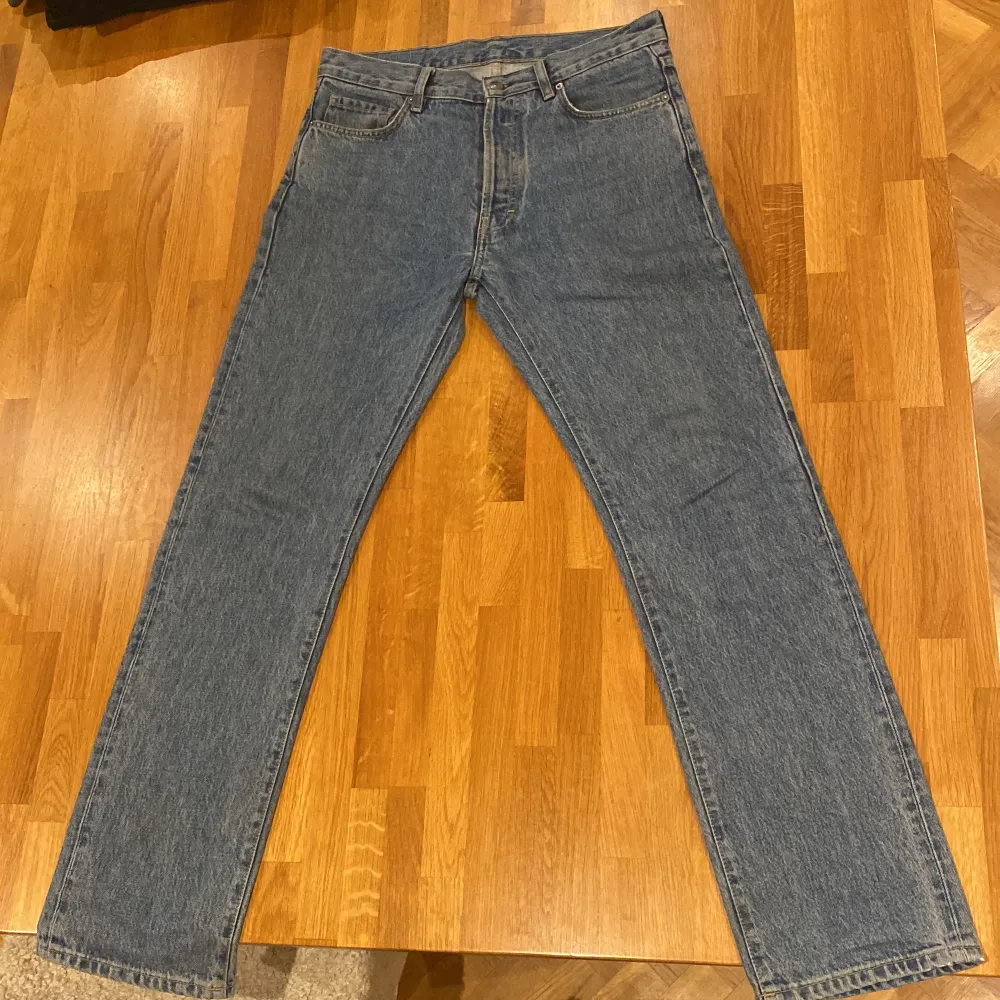 Blåa jeans, säljer då dom är för korta. Jeans & Byxor.