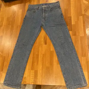 Blåa jeans, säljer då dom är för korta