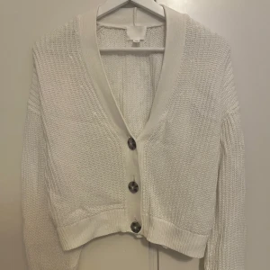 Kofta - Vit kofta från h&m! Köpt 2022 och använd ett fåtal gånger. Nyskick utan fläckar eller hål! Orginalpris 200kr (går ej att köpa längre) Säljer då den inte kommer till användning 💕