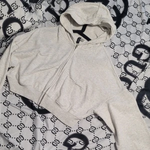 Croppad hoodie - Croppad hoodie fint skick