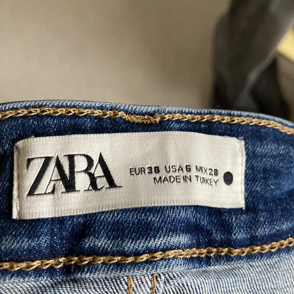 Low/mid-waist blå jeans från ZARA. Midjemått(rakt över): 37cm Innerbenslängd: 81cm Längs ner: 22cm. Jeans & Byxor.