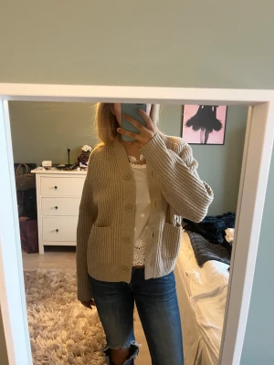 Stickad kofta - Jätte snygg stickad kofta! Jätte bra skick!💞