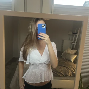 Blus - Superfin blus som jag säljer då den inte kommer till någon användning, använd endast en gång, hör av er för fler bilder eller frågor💕💕