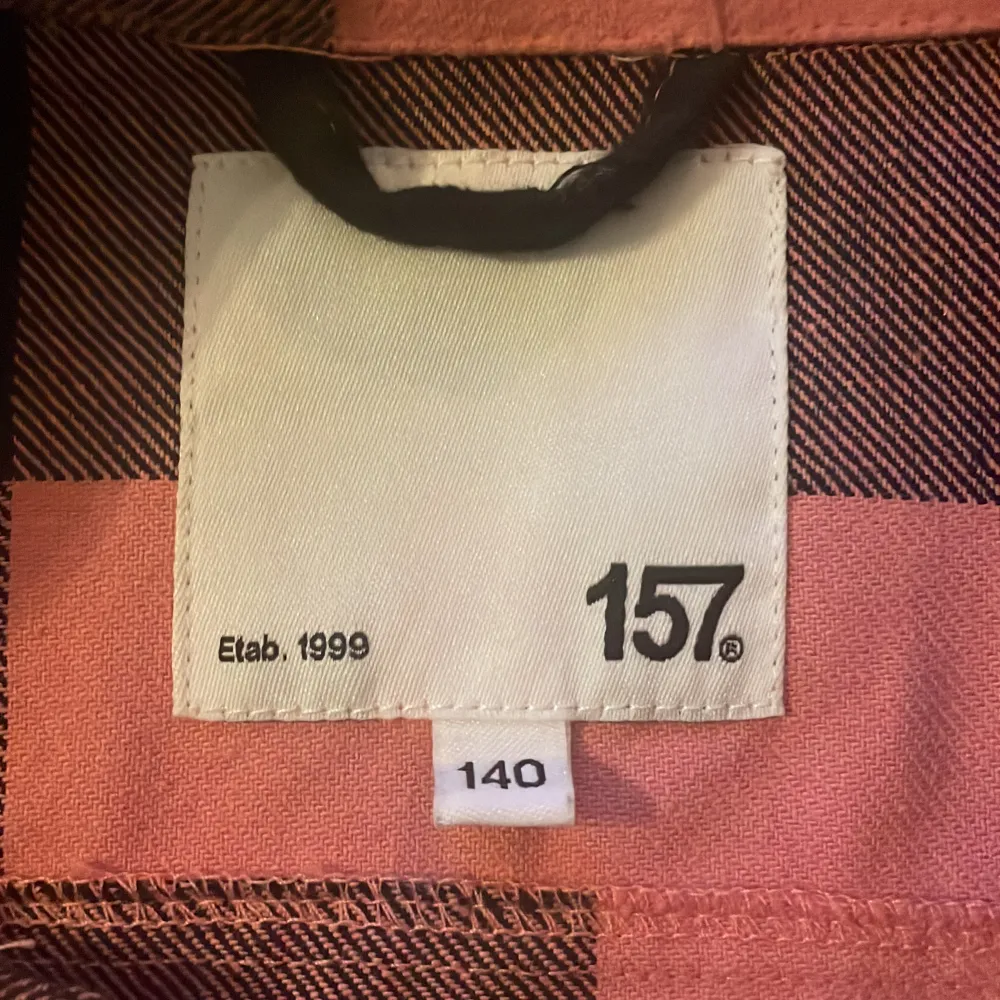 Den här skjortan är nästan oandvänd och rosa stl 140. Skjortor.
